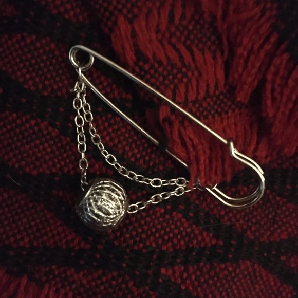 NWOT Red Diamond Witchy Shawl + Pin - Picture 11 of 12